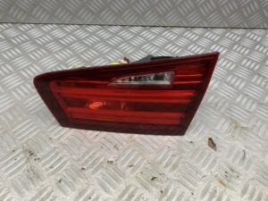 Achterlicht rechts in de klep