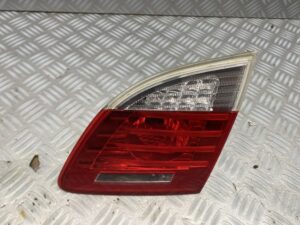 Achterlicht rechts in de klep