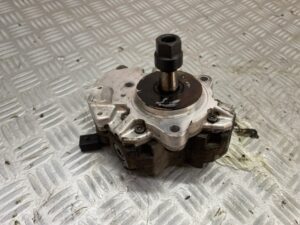 Brandstofpomp op de motor